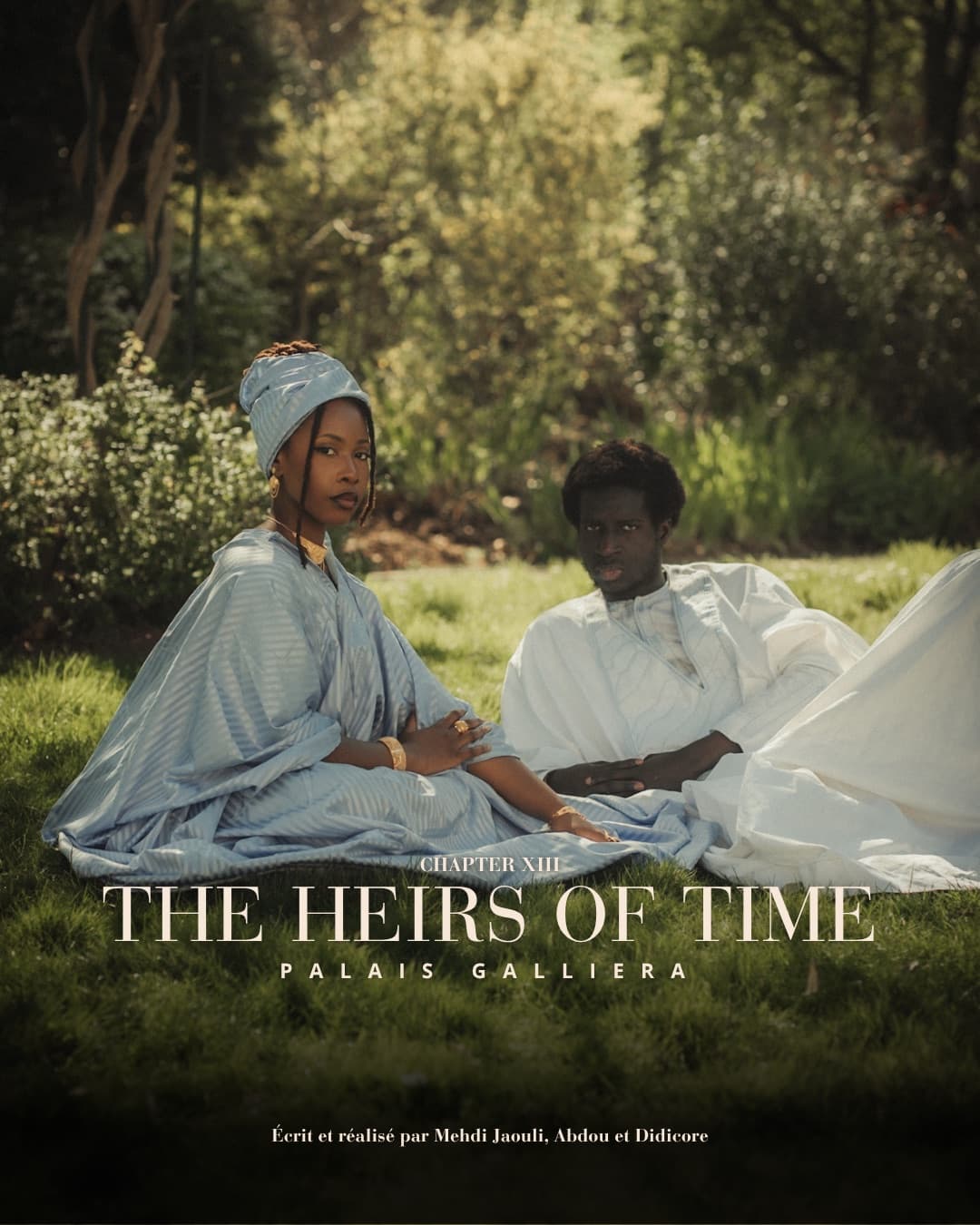 Portrait narratif d'un couple en tenues traditionnelles bleues, assis dans un jardin — Mehdi Narratives, Paris